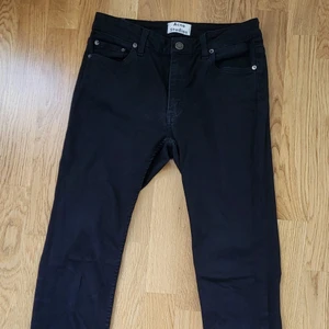 ACNE studios byxa - Säljer mina jeans från ACNE studios då de är lite för korta för mig. Inköpa i USA för 6 år sedan. Superbekväma och stretschiga, använda ca 3 gånger. Är strl S. 35cm över midja och 78cm i innerbenslängd. Kan inte minnas inköpspris.