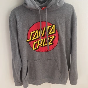 hoodie - säljer grå santa cruz hoodie! köparen står för frakten!💓