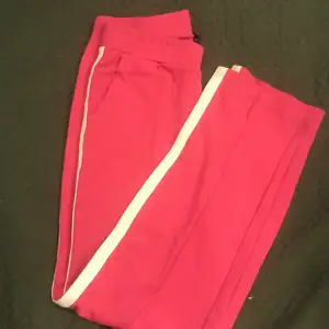 Snygga rosa byxor i fint skick! Materialet är super skönt och de sitter nästan på som kostymbyxor! Säljes då de inte används längre tyvärr! Pris kan diskuteras!❤️ 