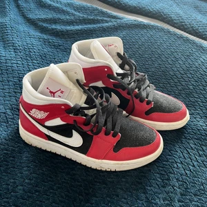 Air Jordan mid - Säljer ett par nästintill oanvända Jordan 1 mid. Mycket fina och jättebra skick Storlek 37,5