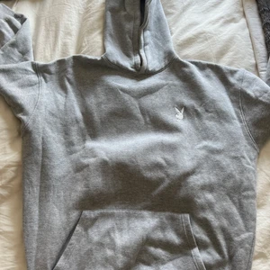 Playboy hoodie - Grå Playboy hoodie så stor o mysig, sparsamt använd