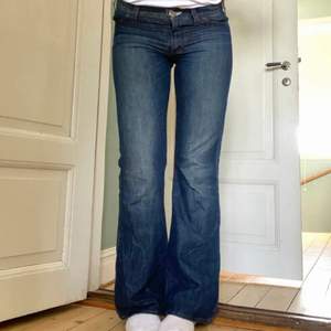 Säljer mina så snygga lågmidjade bootcut acne jeans som tyvärr blivit för små. Jag har storlek 36 eller 38. Det står i att de är storlek 29/32 och skulle säga att de passar xs-s. Midjemått: 80 cm. Innerbenslängd: 83 cm. Nypris 2500 kr, köp direkt 350 kr 💞