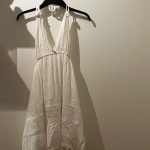 VIT KLÄNNING - Vit ”halter neck” klänning köpt på en marknad utomlands!🪸💕 jättefin öppen rygg med justerbara band runt halsen💕🫶 klänningen är one size men passa xs-l eftersom det är resår i midjan, hör av dig vid mer frågor!❤️