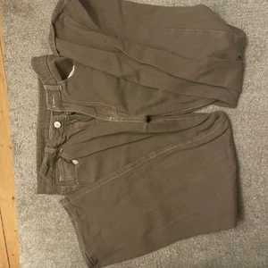 Bruna Jeans i bra skick! - Snygga bruna jeans i bra skick, passar perfekt till hösten! 