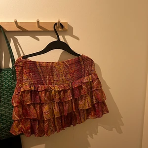 ZARA KJOL - super fin zara kjol! Använd en gång så i super skick!💕🫶 hör av dig vid fler frågor eller om du vill ha bild på!🪸❤️ 