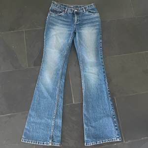 Säljer mina utsvängda lågmidjade jeans i storlek S 💞 köparen står för frakt!