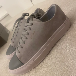 Axel Arigato Skor - Assnygga skor i modellen Cap-toe från Axel Arigato. Fick i present och storleken passade inte. Endast testade. Nypris 1700kr 