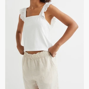 Vit volangtopp ifrån HM - Vit volangtopp ifrån HM, helt oanvänd med prislappen kvar, i strl M, säljer för 50kr + frakt💓