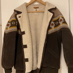 Retro jacka - skitcool jacka jag köpte för flera år sedan. väldigt höstig🍂🍂  en knapp saknas längst ner, men det märks knappt 