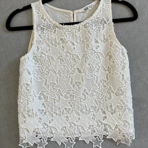 Vit topp med stjärnor - Jättesöt vit topp från HM med stjärnor på. Skriv om ni är intresserade eller har frågor💕
