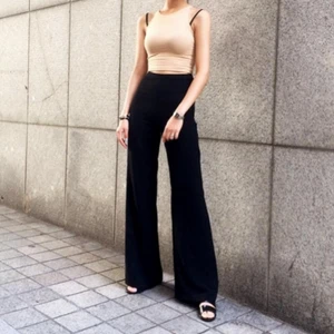 American Apparel flare pants - Utsvängda byxor i bootcut-modell från American Apparel. Materialet är crepe-aktigt och väldigt luftigt och fint. Mycket bra skick!  Skickar mot frakt på 50kr!