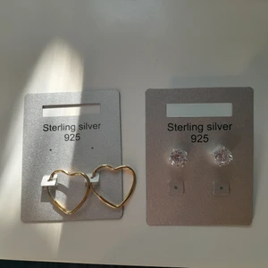 Helt nya örhängen till paket pris - Säljer två nya örhängen tillsammans billigt. Båda tillsamans för 300 kr 
