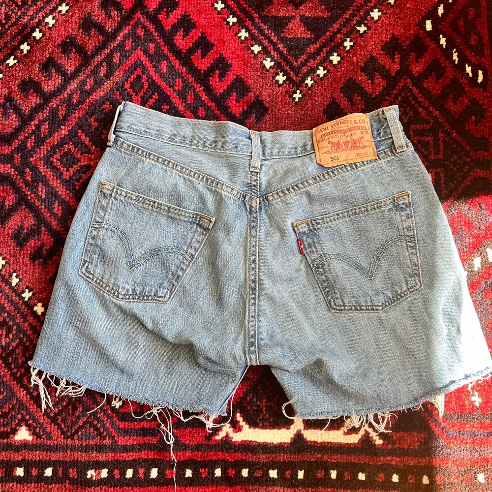 Jätte kattiga Levis shorts, lite längre modell & låg/midi midja 😍. Jeans & Byxor.
