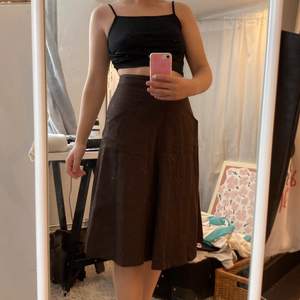Söt brun kjol med fickor. Lite 50-tal 🌸  Köpt second hand. Tight i midjan. 