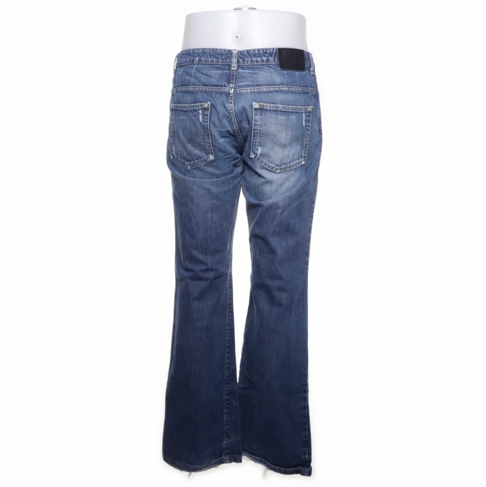 Säljer mina jätte fina harley Davidson Lågmidjade jeans köpta från Sellpy  , i jätte fint skick och har aldrig använt. Säljer pga av att de va lite förstora för mig. Högsta bud atm 340kr . Jeans & Byxor.