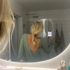 mintgrön tröja med öppen rygg - en av mina favvotröjor från NAKD i strl 34. Djup rygg och magisk färg 💚