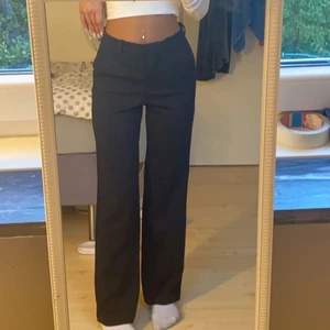 Kostymbyxor veromoda srlk XS - Nya svarta kostymbyxor användt en gång, från veromoda i storlek xs. Sitter fint (jag är 160 cm)