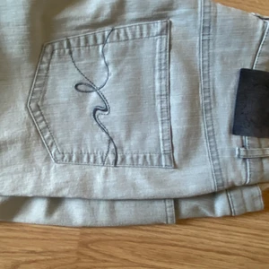 Jeans - Säljer dessa superfina gråa jeansen med snygga detaljer! Mid/low waist och rätt långa i benen! Oklar storlek men de passar mig som normalt är M i byxor! Skriv privat för fler bilder och eventuella frågor!!❤️
