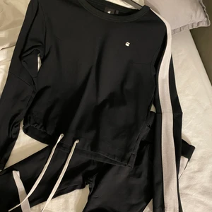 G-star tröja och leggings - Jättefint set från G-star. Dressade leggings och en tröja i kort modell med dragsko. Riktigt snyggt på. Tröjan är Stl M. Byxorna är Stl S
