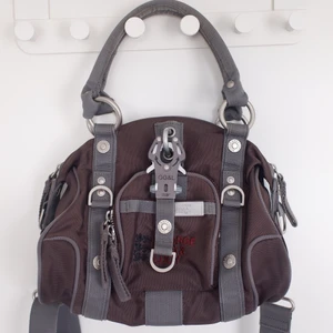 George gina & lucy väska - Otrolig väska från george gina & lucy🍓 Kommer med axelrem. Har lite tecken på användning, se bild (lite slitning på bokstäverna och en fläck på baksidan). Annars bra skick. Frakt tillkommer🌟