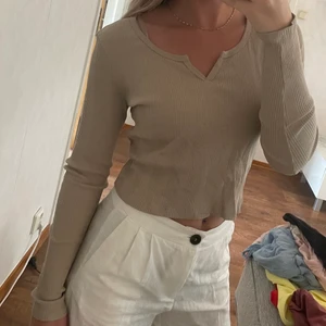 Topp - Beige topp från Gina Tricot. Storlek S. Använd en gång tidigare.