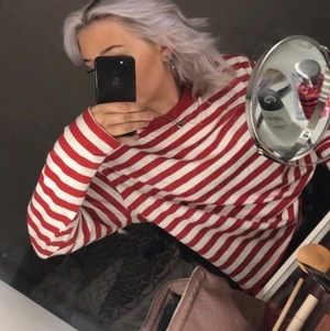 Monki  - Super fin randig tröja från monki, använda 4 gånger men nu använder jag de ej något mer så säljer den!❤️