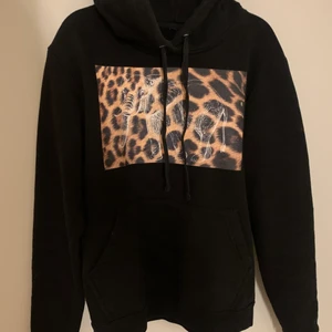 THE COOL ELEPHANT hoddie - En hoddie från The cool elephant. Använt endast 2 gånger💓 Frakten ingår inte i priset!❣️