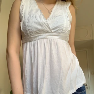 Vit Vero Moda topp strl S-L - En supersöt topp som skulle komma till bättre användning hos någon annan. Frakten ingår inte i priset utan tillkommer.😊
