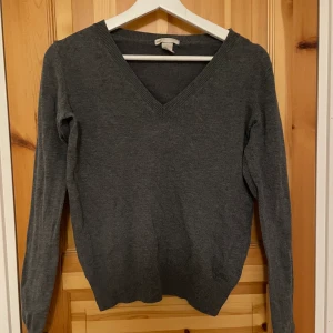 vneck tröja - den är i okej skick , har använts ett flertal gånger 