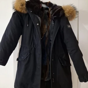 Hollies vinterjacka  - Hollies vinterjacka med avtagbar päls  Storlek 38