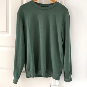 Grön tjocktröja H&M - Knappt använd  Storlek S Köpt på H&M Lite baggy i passformen🌻