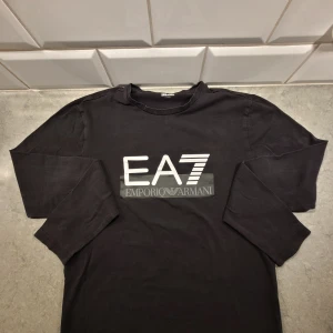 EA7  - EA7 Tröja     Storlek:M                            Cond: 9/10          Pris: 200                                                                                                                     Möts i hela Skaraborg, kan även fraktas runt hela Sverige📦