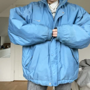 00s Nikejacka - Säljer min älskade Nikejacka då den inte kommer till användning längre. Den är vintage tidigt 00-tal och väldigt unik. Går ej att hitta någon annanstans! Köpte på en vintage hemsida i London! Jackan är perfekt till vintern, och bra skick.❤️‍🔥❤️‍🔥nypris: 900:-