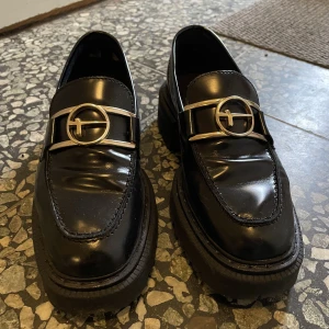Chunky loafers - Chunky loafers från Tamaris. Storlek 36 men för stora för mig så passar mer 37.