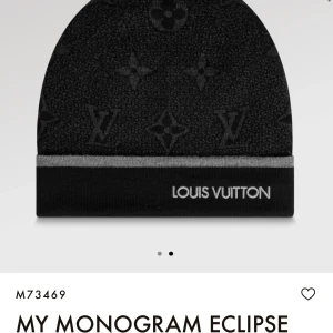 Luis vitton Mössa  - Mössan sitter tajt och bekvämt  Jag fick den i present men tyvärr inte min typ av still 