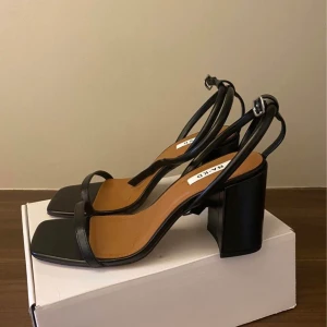 Nyu NA-KD skor klackar - Oanvända. Strlk 40.  Nypris: 499 kr 