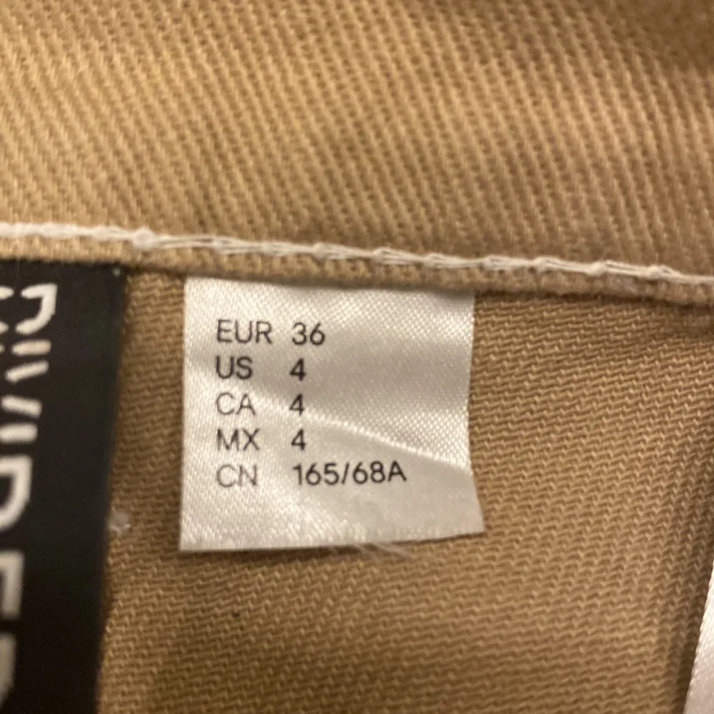 Säljer dessa cargo byxor från H&M. Använda kanske 2-4 gånger bara.. Jeans & Byxor.