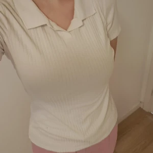 T-shirt med krage - Bra skick, använd några gånger