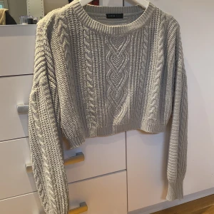 Grå stickad tröja! - En fin stickad tröja från Shein! Nästan aldrig använd storlek S men passar som en xs 
