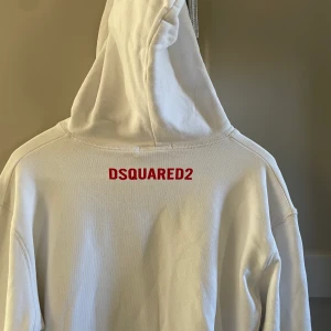 Äkta Dsquared Sweatshirt - Original, size L but more like S/M  Receipt digital. Very nice hoodie but became too small for myself. Bought for 3900kr. Its used so which you can see but no holes etc. 