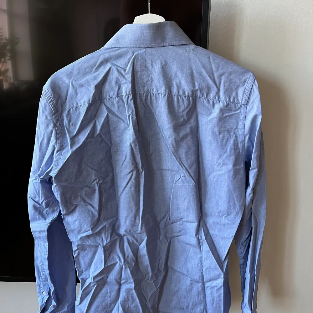 Ljusblå skjorta från Hacket, Spunnen i Italien, storlek 38 ≈ Medium. Skjortor.