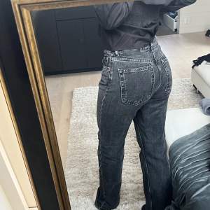 Straight mid waist jeans från Zara i fint skick! Sparsamt använda. Säljer då jag har ett par likadana. Köparen står för frakt. Bara att fråga vid ytligare frågor eller fler bilder💓