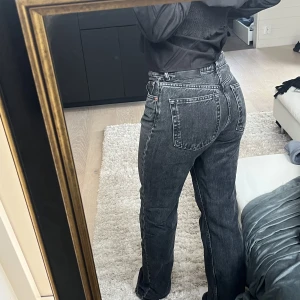 Zara Jeans  - Straight mid waist jeans från Zara i fint skick! Sparsamt använda. Säljer då jag har ett par likadana. Köparen står för frakt. Bara att fråga vid ytligare frågor eller fler bilder💓