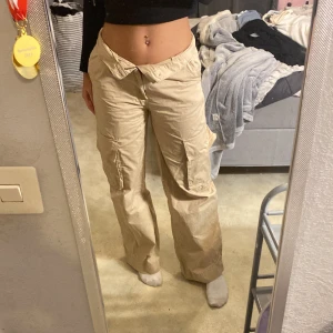 Cargo pants - Ett par jättefina beiga cargo byxor från H&M som tyvärr är för stora för mig som normalt har storlek 34/36, passar för de som har M/L. Använt 1 gång.