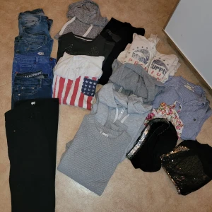 Klädpaket xs/s  - Klädpaket stl xs/s  Passar både xs och s   1 skjorta 1 linne 1 finare linne  1 klänning 3 tröjor med dragkedja  5 vanliga tröjor  5 par jeans   17 plagg
