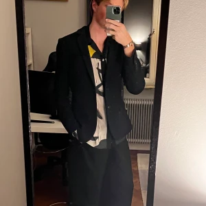 Limitato Resortskjorta - Säljer en fet Limitato Resortskjorta. Köpt för 2999kr på NK Göteborg. Storlek M. Vädligt bra skick. Of Course, italiensk.