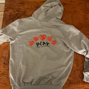 Comme des garcon tröja - En cdg tröja med hjärtan bak och fram  Nypris runt 2700