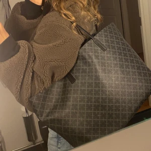 Svart Malene Birger väska  - Intressekoll på min svarta Malene Birger väska, fått för 3 år sedan men väldigt sparsamt använd. Ny pris 2800/2900kr