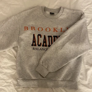 Tröja - Säljer min sköna tröja från Gina tricot då den inte kommer till användning längre! Jättebra skick och inte jätteanvänd💕 Kan mötas upp i Jönköping eller frakta, köparen står för frakten🥰