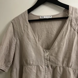 Zara klänning i M - En klänning från Zara i storlek M🤎🤎